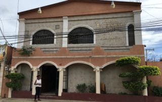 Iglesia Tabernaculo Church, woman in front of the church